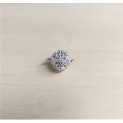 Chiusura a calamita. Pallina argentata con strass.