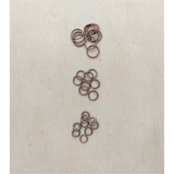 anellini color bronzo. Metallo.
