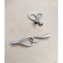 Chiusura composta da anello saldato, 3 ganci apribili con coppette.